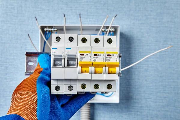 Choosing the Right Electrician for Electrical Panel Replacement